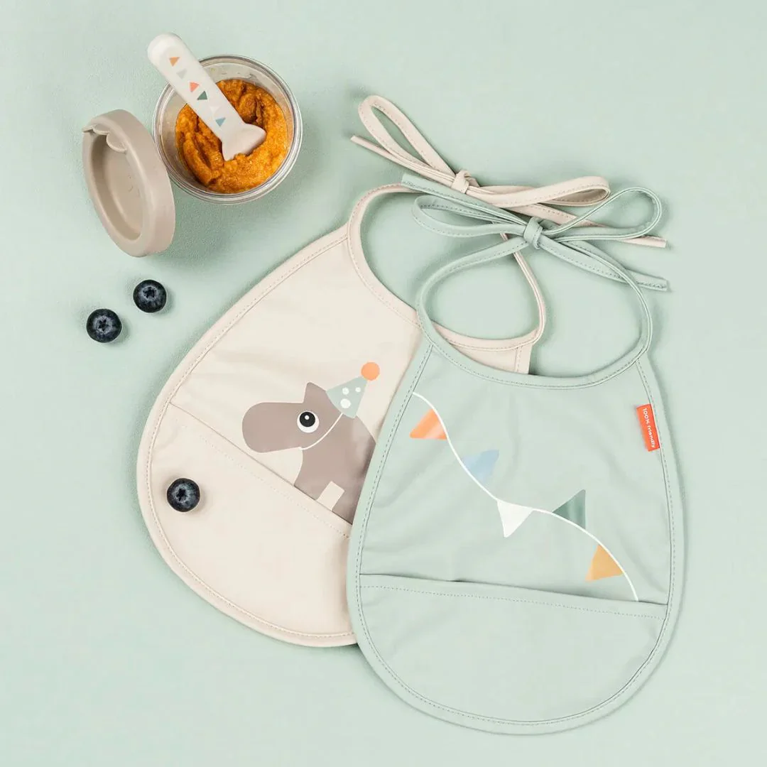 Done by Deer Pieni Taskullinen Ruokalappu 2-pack Celebration - Image 3