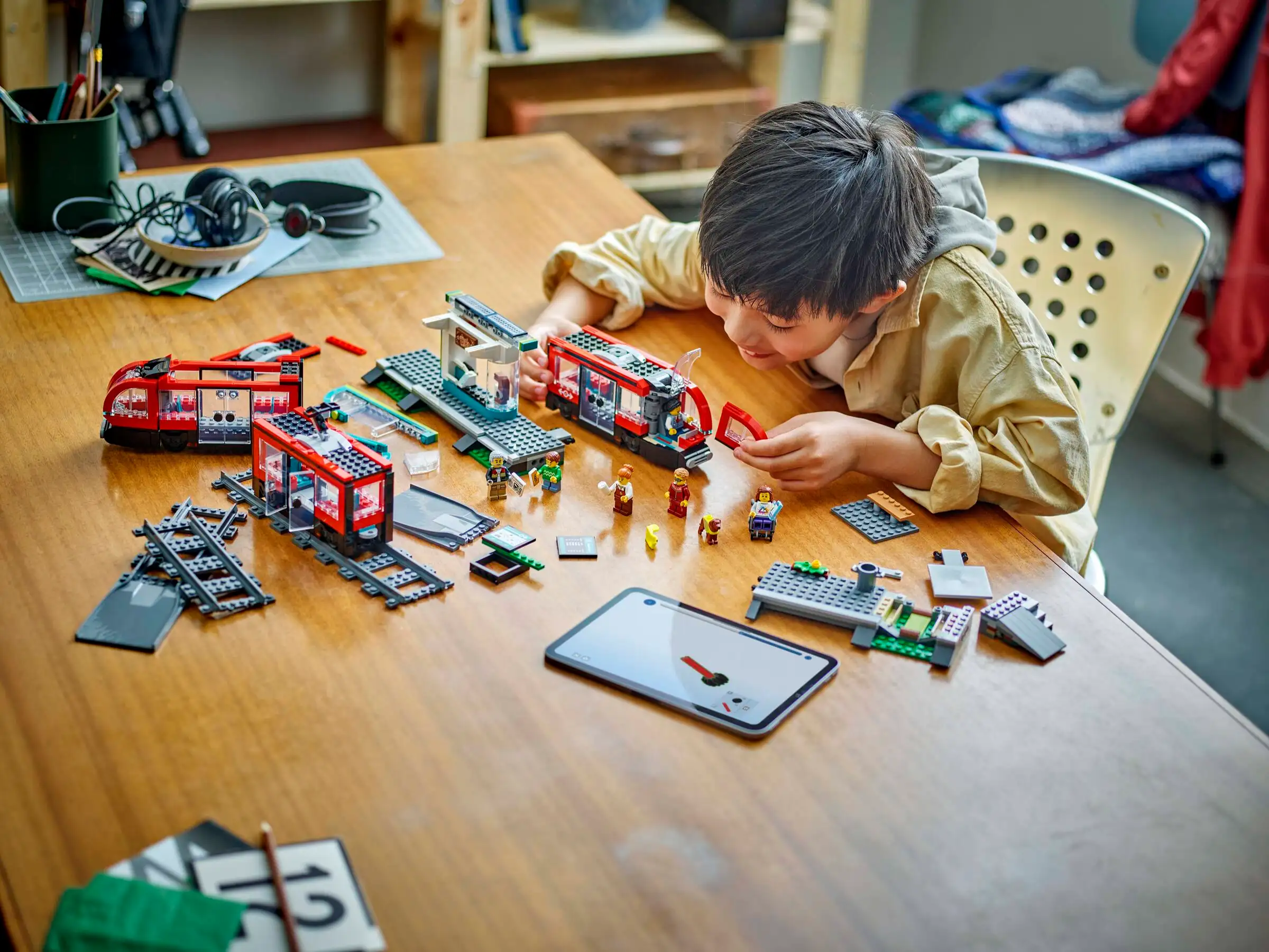 Lego City 60423 Keskikaupungin Pikaratikkapysäkki - Image 4
