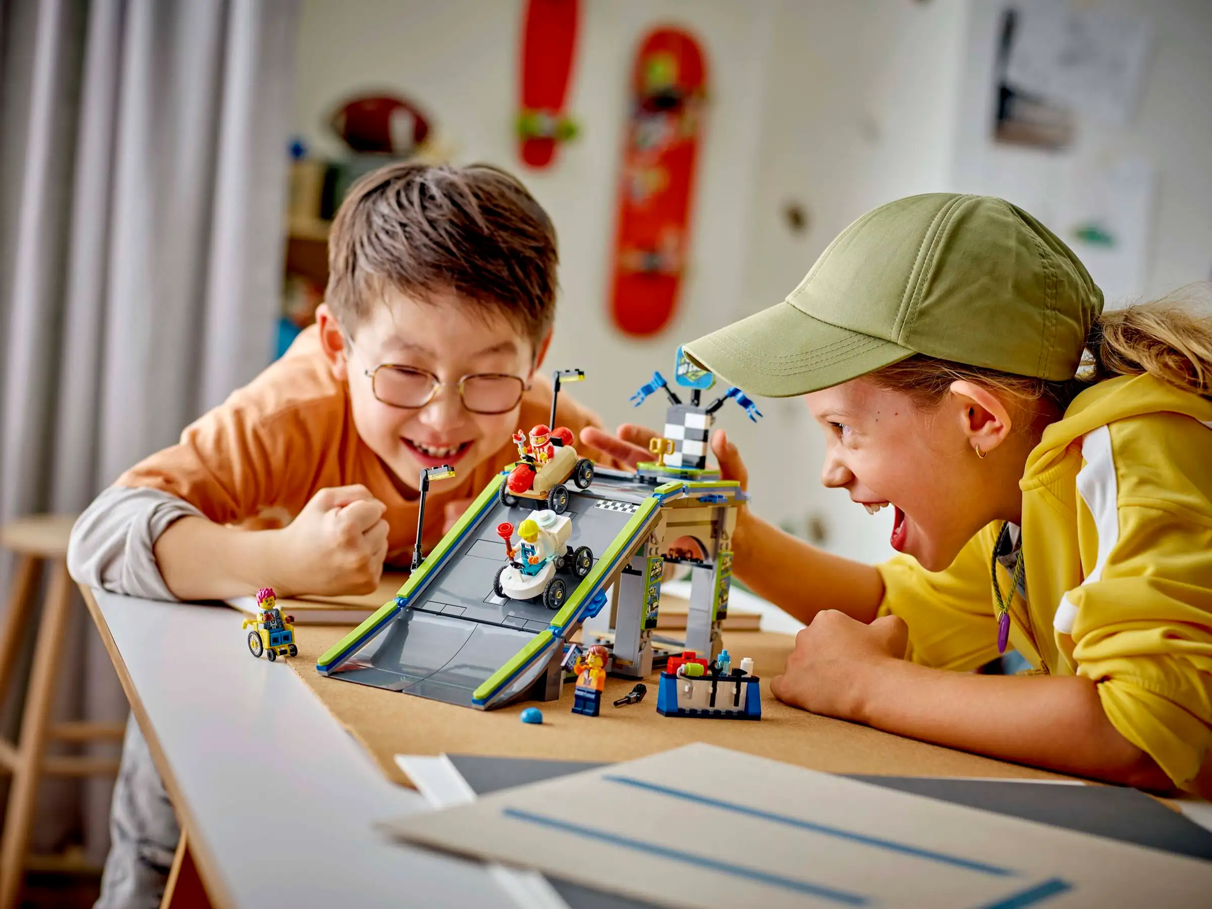 LEGO City 60460 Ei rajoja: Kilpa-autojen Ramppirata - Image 2