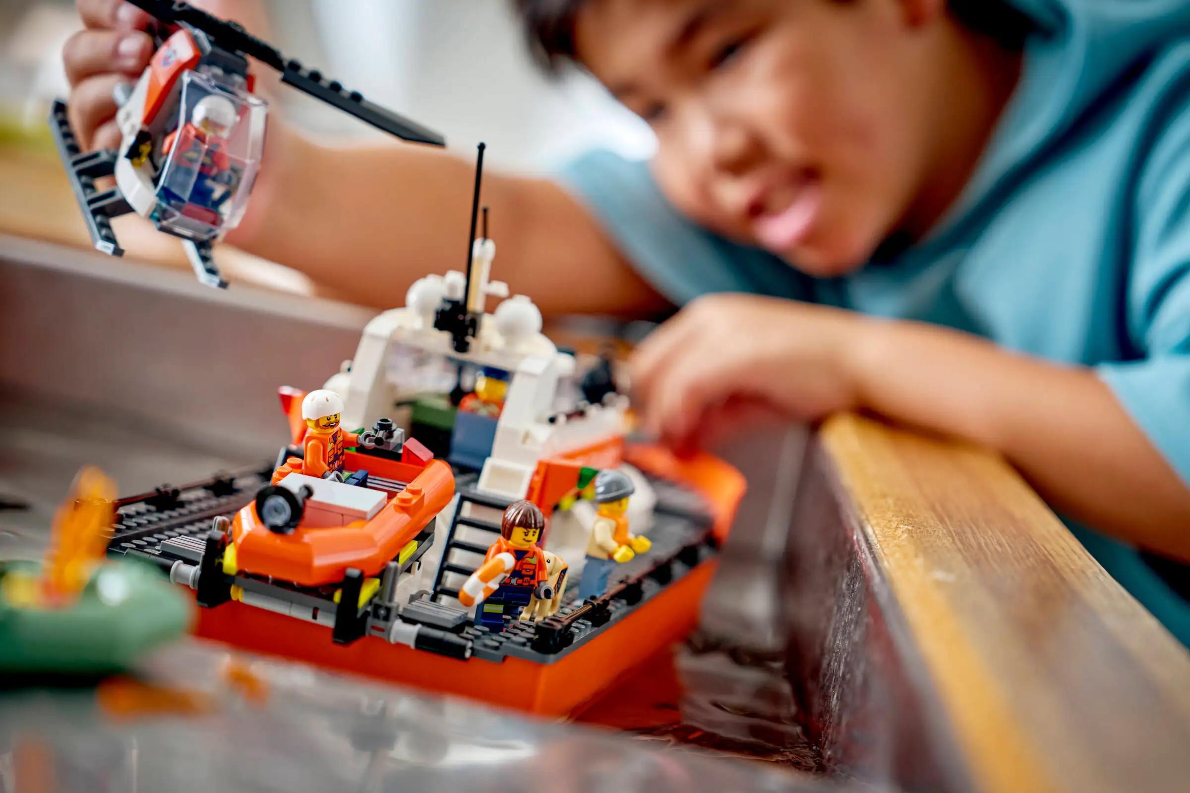 LEGO City 60504 Rannikkovartioston Pelastusalus ja Helikopteri - Image 6