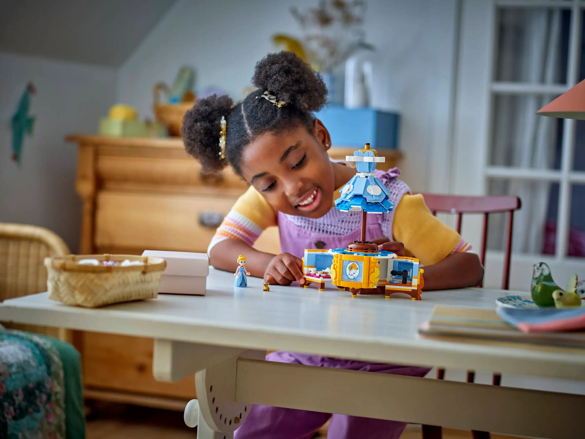 LEGO Disney 43266 Tuhkimon Mekko - Image 2
