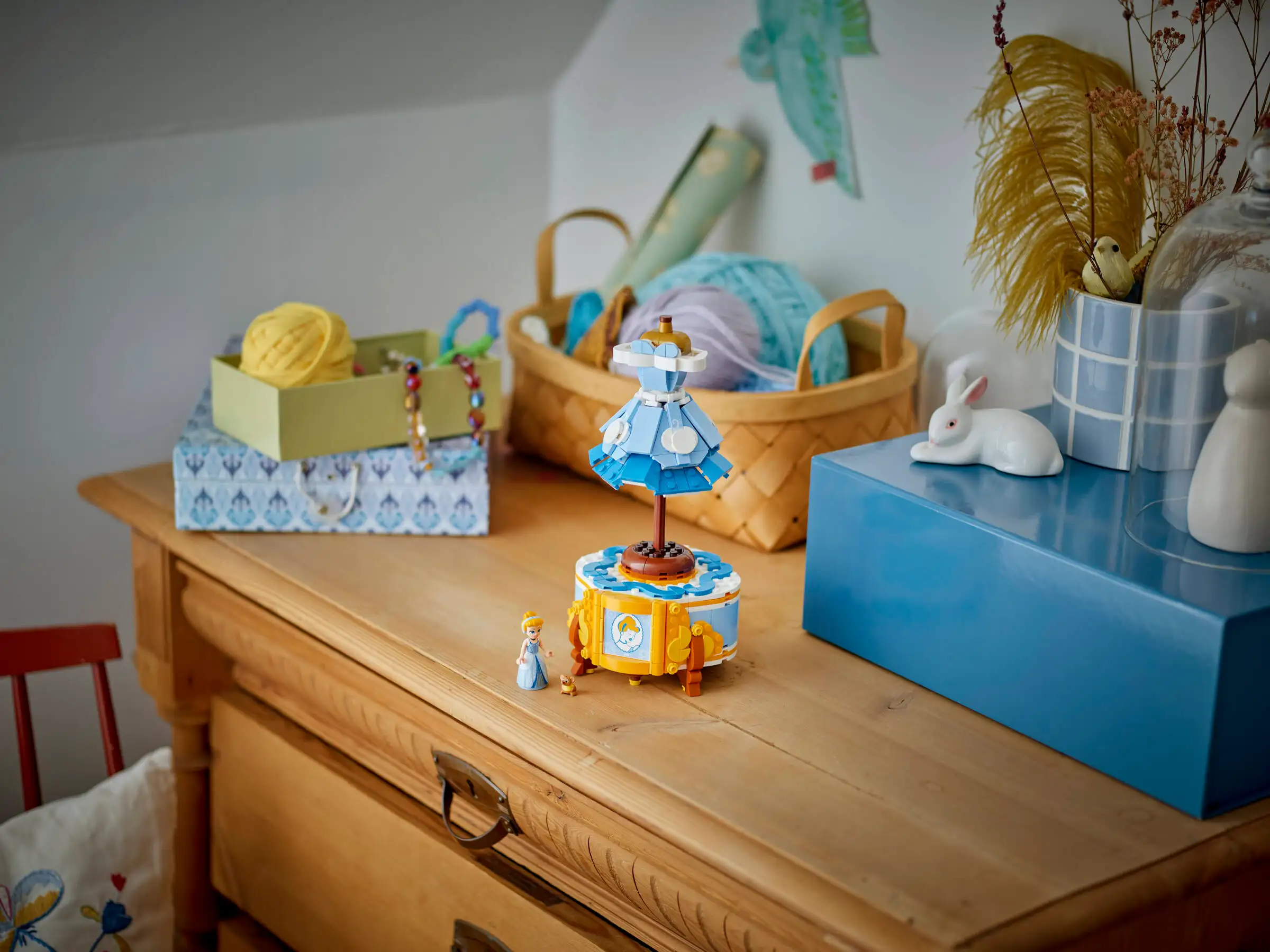 LEGO Disney 43266 Tuhkimon Mekko - Image 3