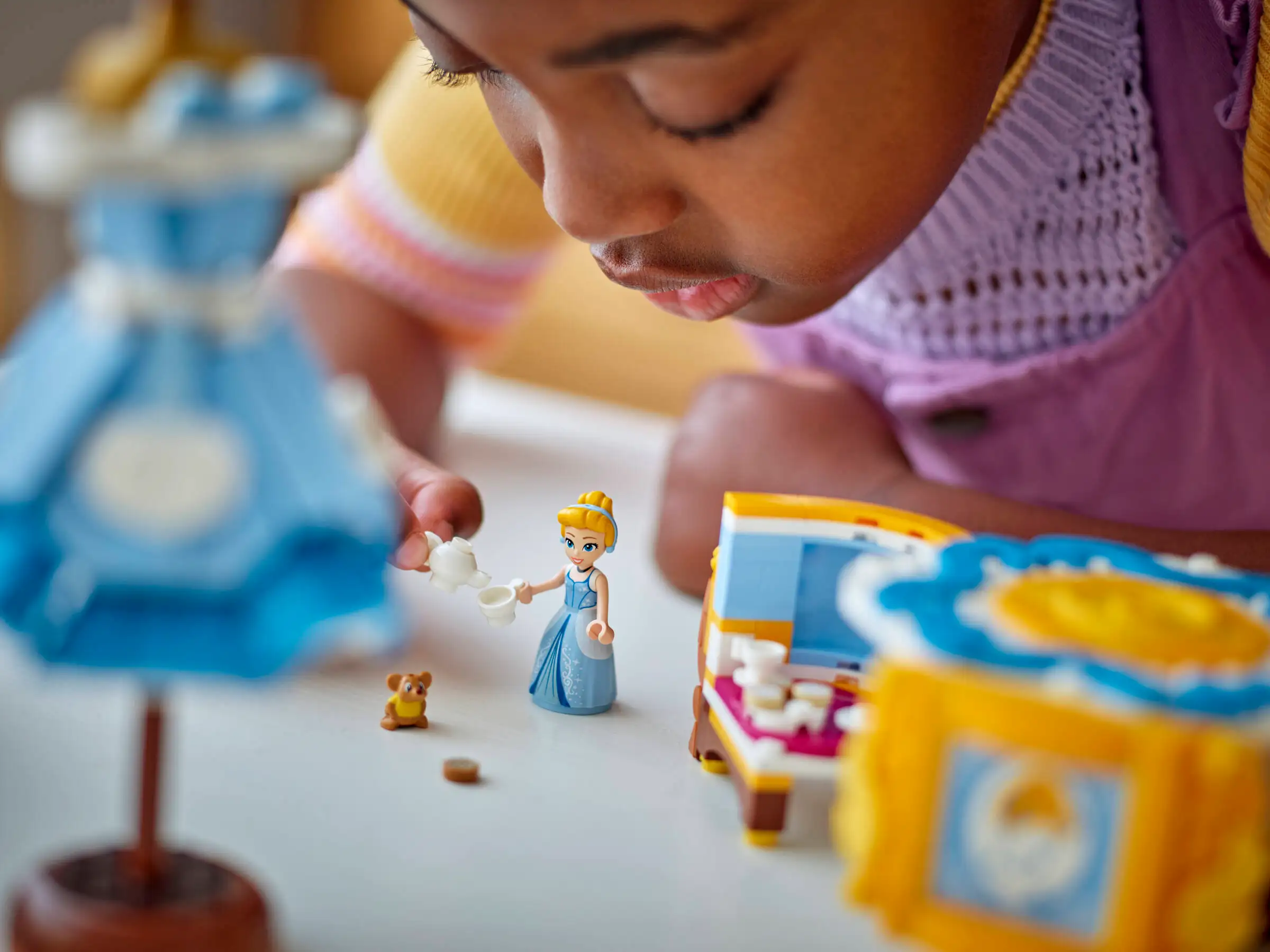 LEGO Disney 43266 Tuhkimon Mekko - Image 4