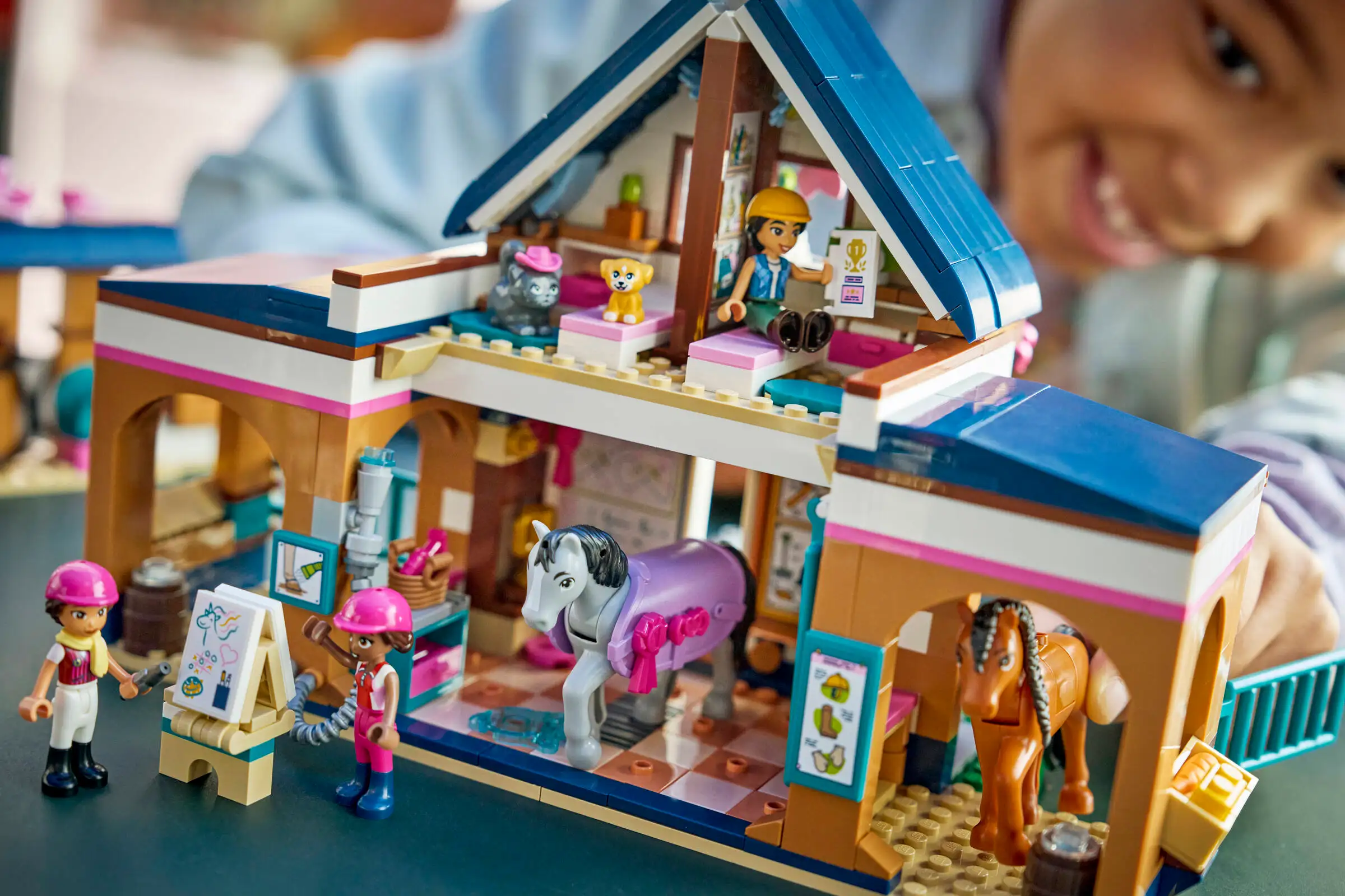 Lego Friends 42688 Hevostalli ja Ratsastuskoulu - Image 7
