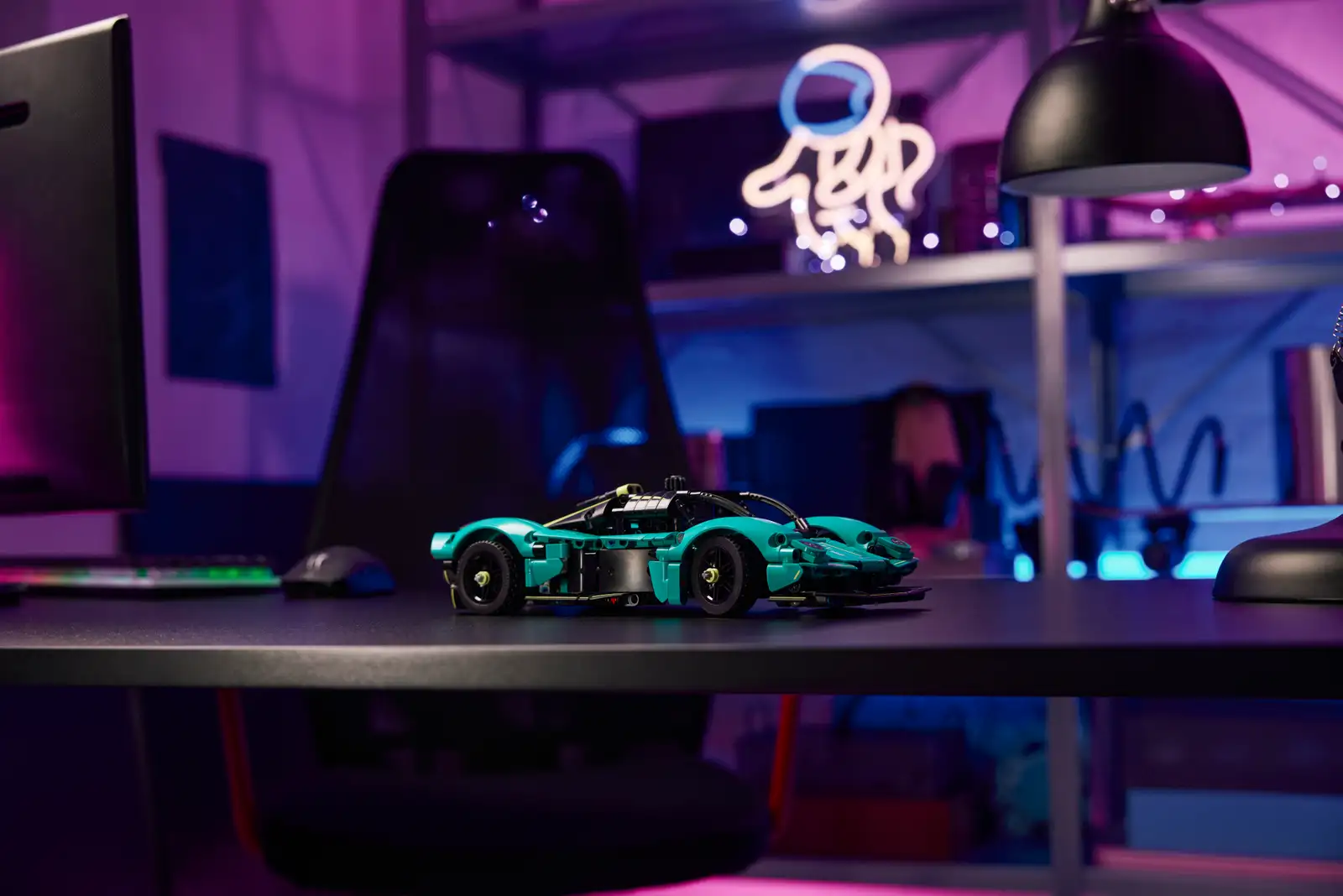 LEGO Technic 42208 Aston Martin Valkyrie - Image 4