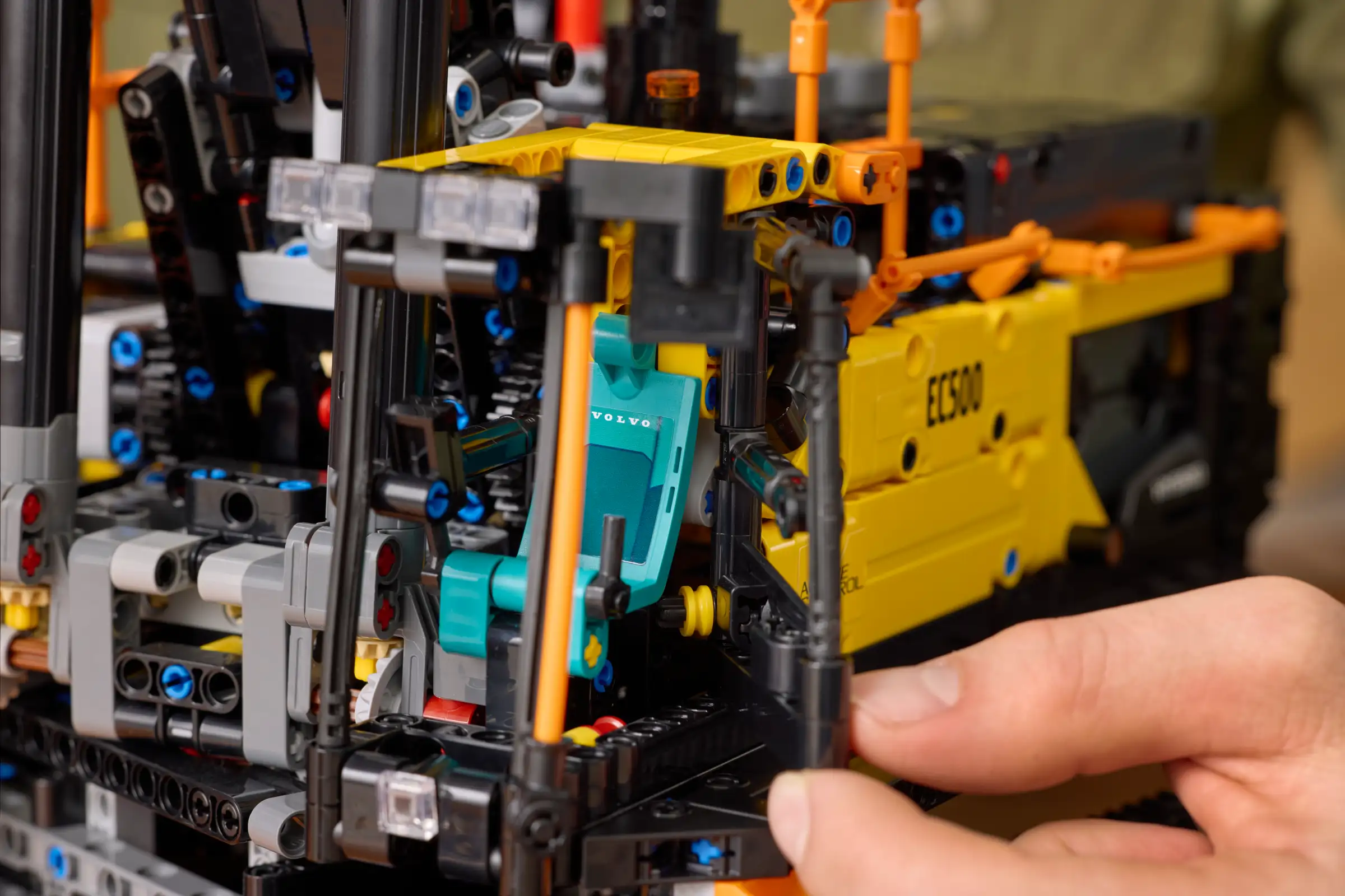 Lego Technic 42215 Volvo EC500 Hybrid Kaivukone - Image 3
