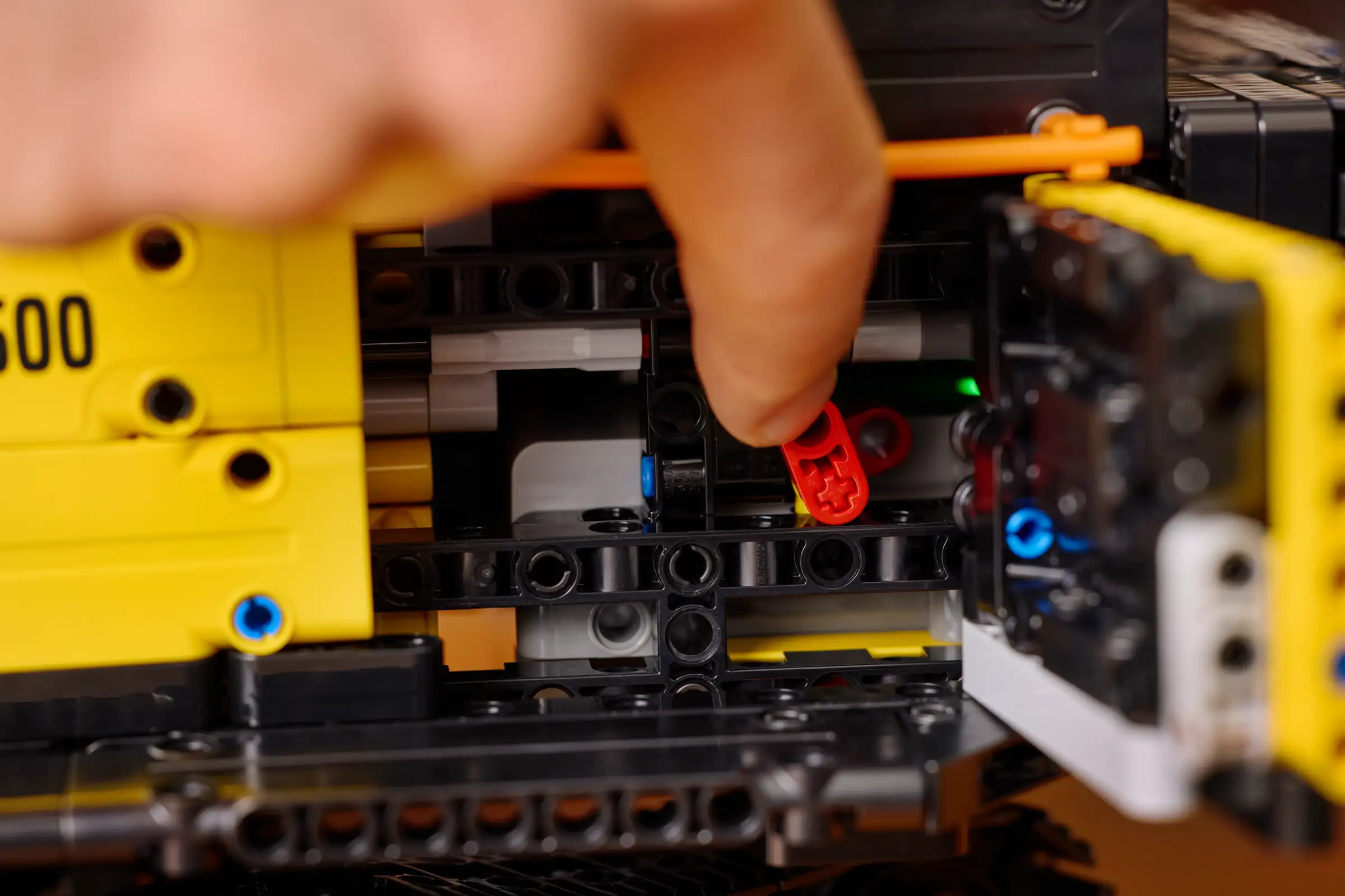 Lego Technic 42215 Volvo EC500 Hybrid Kaivukone - Image 5