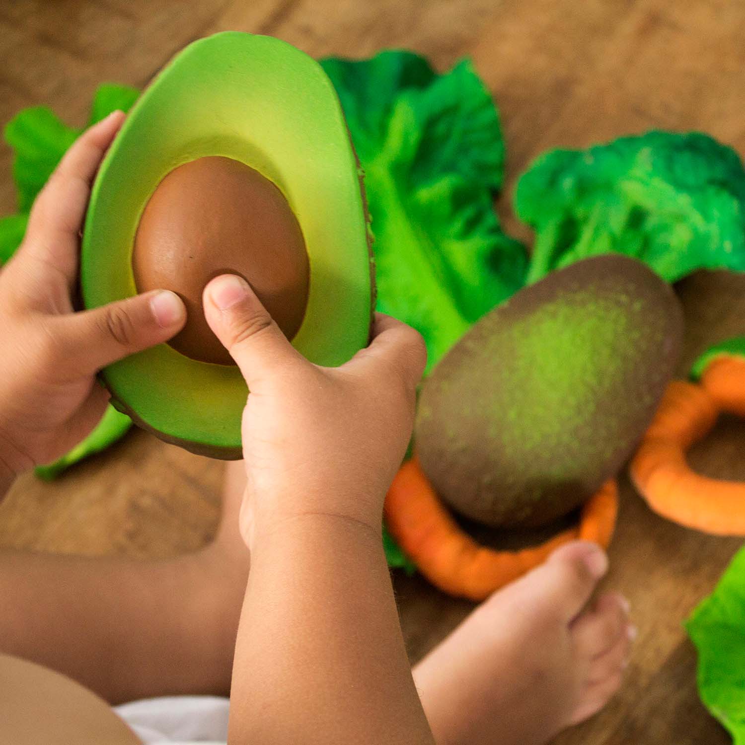 Oli & Carol Luonnonkumi Vauvan Kylpylelu/Purulelu Arnold Avocado - Image 3